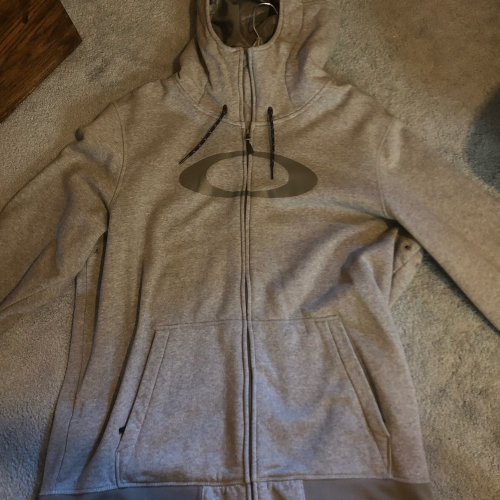Gray Oakley full zip, great base layer, functional pockets
